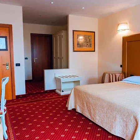 מלון Panoramic Torre Della Vittoria 3*